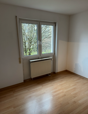 Schlafzimmer mit Blick in den Innenhof.png