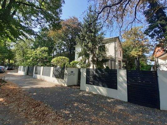 Villa Ansicht von der Straße.jpg