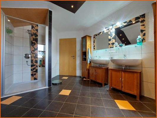 Bad mit Doppelwaschtisch