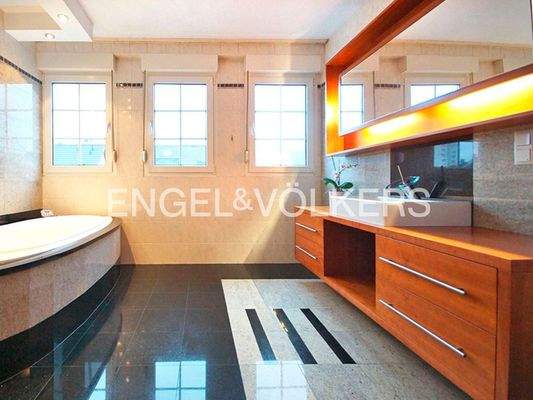 Modernes Bad mit Wanne und Dusche
