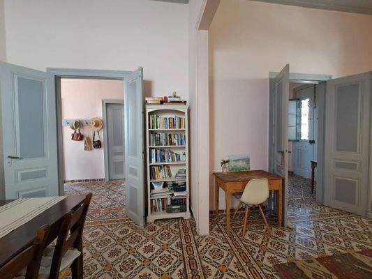 Kreta, Kalyves: Elegante neoklassizistische Villa am Meer zu verkaufen