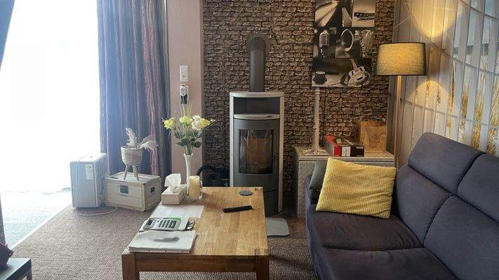 Wohnzimmer mit Kamin WE