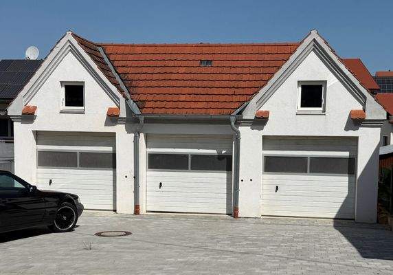 Frontansicht der 3 Garagen