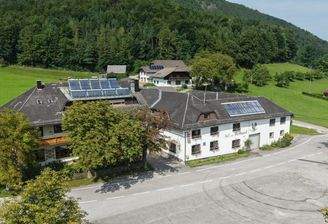 großzügiger Parkplatz