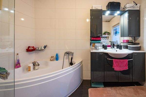 Haupthaus, DG: Tageslicht-Bad mit Eckbadewanne und Dusche