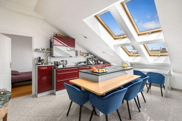 Die moderne Küche mit Kochinsel und Frühstücksplatz