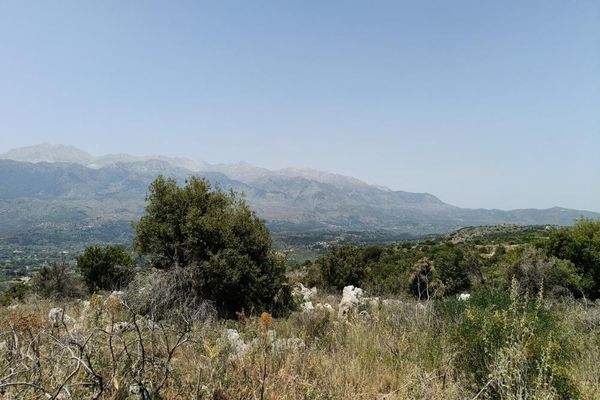 Kreta, Litsarda: Ruhiges Grundstück mit Baugenehmigung und atemberaubender Aussicht auf die Landschaft zu verkaufen