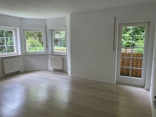 Wohnzimmer mit Ausgang zum Balkon