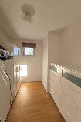 Ankleidezimmer begehbar vom Elternschlafzimmer aus