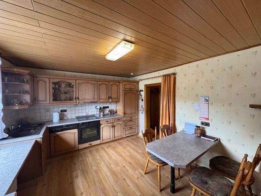 Küche mit EBK und Frühstücksbereich