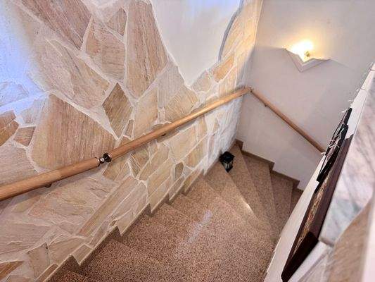 Treppenhaus mit Natursteinwand.jpg