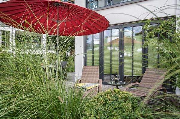 Die geschützte Sonnenterrasse – ein Platz zum träu