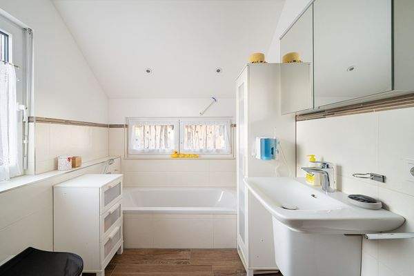 Bad mit Wanne, Dusche, Waschtisch und Fenster