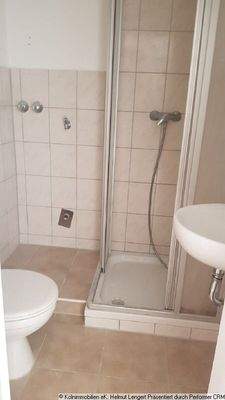 Bad mit Dusche, WC + Waschmaschinenplatz