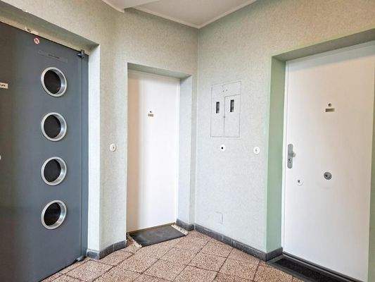 Treppenhaus/Personenaufzug