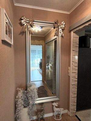 Diele mit Zugang zu allen Zimmern im Ergeschoss