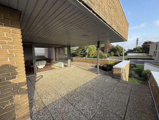 Terrasse mit Gartentreppe