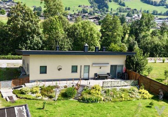 Außenansicht - im Hintergrund: Ortszentrum Uttendorf