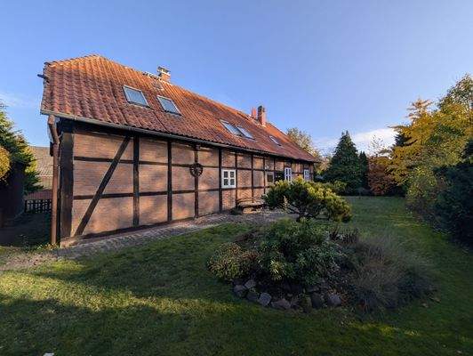 Seitenansicht mit Garten