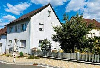 Gepflegtes Anwesen mit Nebengebäuden in zentraler Lage