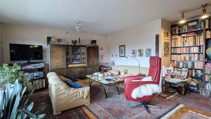 Wohnzimmer mit Balkon