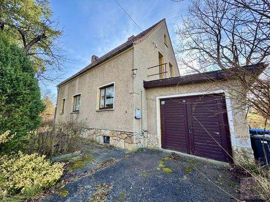 Außenansicht mit Garage