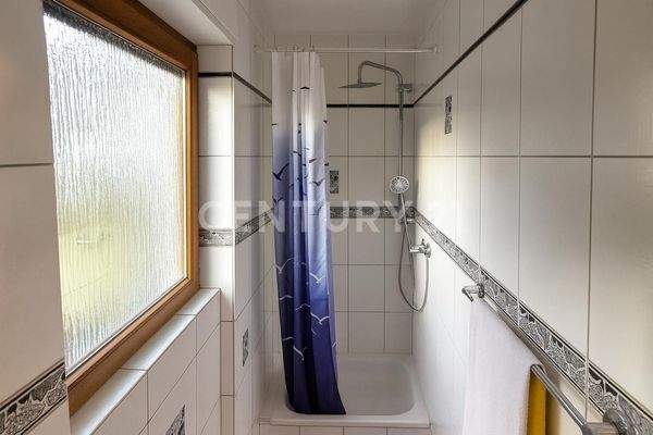 Dusche im Badezimmer der Wohnung im OG