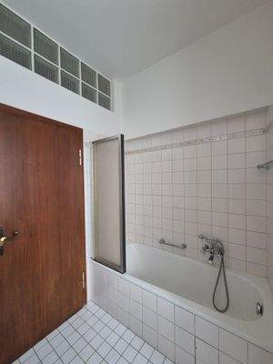 Tageslicht-Dusch-Wannenbad Hauptwohnung Bild 2.jpg