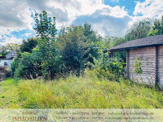 Grundstück Gartenhäuschen seitlich