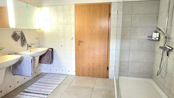 14_Bad OG_mit Fußbodenheizung.jpg