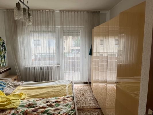 Elternschlafzimmer mit Ausgang auf den Balkon