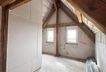 Zimmer mit Fachwerkgebälk
