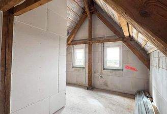 Zimmer mit Fachwerkgebälk