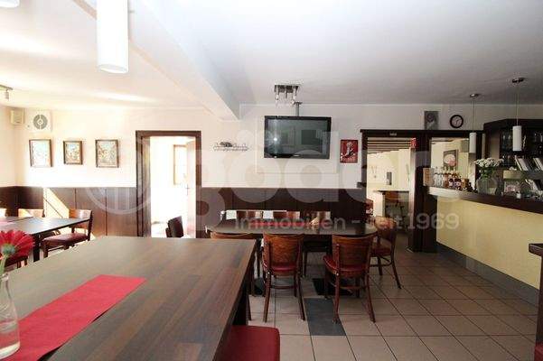 Eingangsbereich Gastraum mit Theke