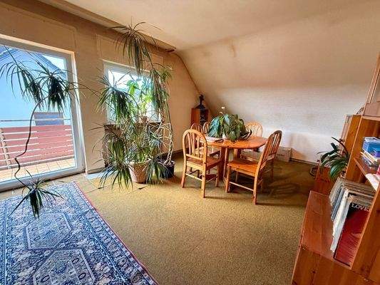 Wohn- Esszimmer mit Balkon