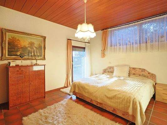 Helles Schlafzimmer mit Zugang zum Balkon