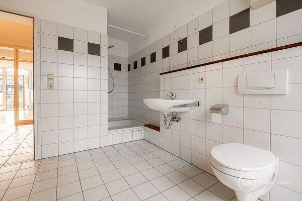 Badezimmer in der Wohnebene