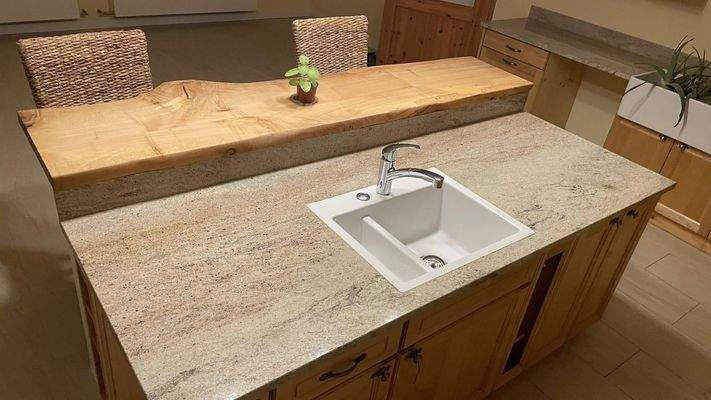 Spüle in Kücheninsel versenkt