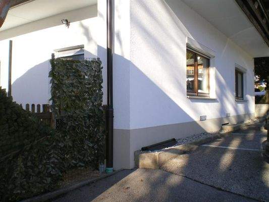 Ausseneingang Garten und Stellplatz