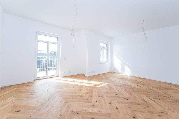 Wohnzimmer mit offener Küche