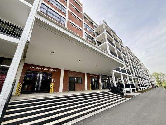 Eingang mit Rollstuhlaufzug