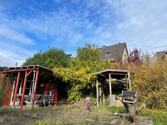 Rückansicht vom Garten auf das Haus 