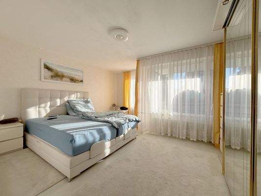 Schlafzimmer mit Balkonzugang