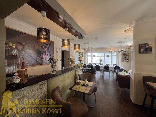 EG: Bar mit Zugang zur Küche