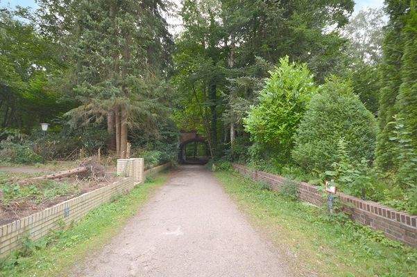 An den öffentlichen Wohnweg grenzt direkt der Wanderweg entlang der Bredenbek an