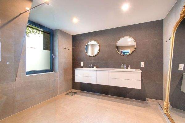 Luxuriöses Bad en suite mit Dusche und hochwertige