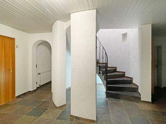 Der Zugang zum unteren Geschoss und weiteren drei Schlafzimmern, einem Bad und Nebenräumen