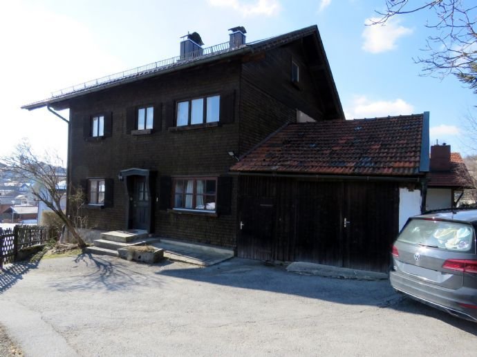 Landhaus mit Ausblick auf einer leichten Anhöhe in sonniger Lage von Bodenmais