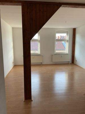 Wohnzimmer im Dachgeschoss-Stil