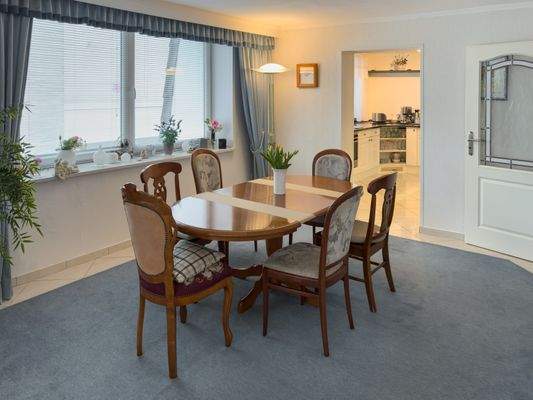 Esszimmer mit Blick in die Küche